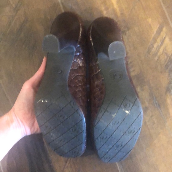 Gianni Bini Run-Way Shoes in Nutty Croc! - Picture 3 of 4